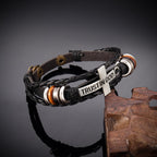 Pulsera de Cuero Trenzado Negro con Cruz e Inscripción "CONFÍA EN DIOS"