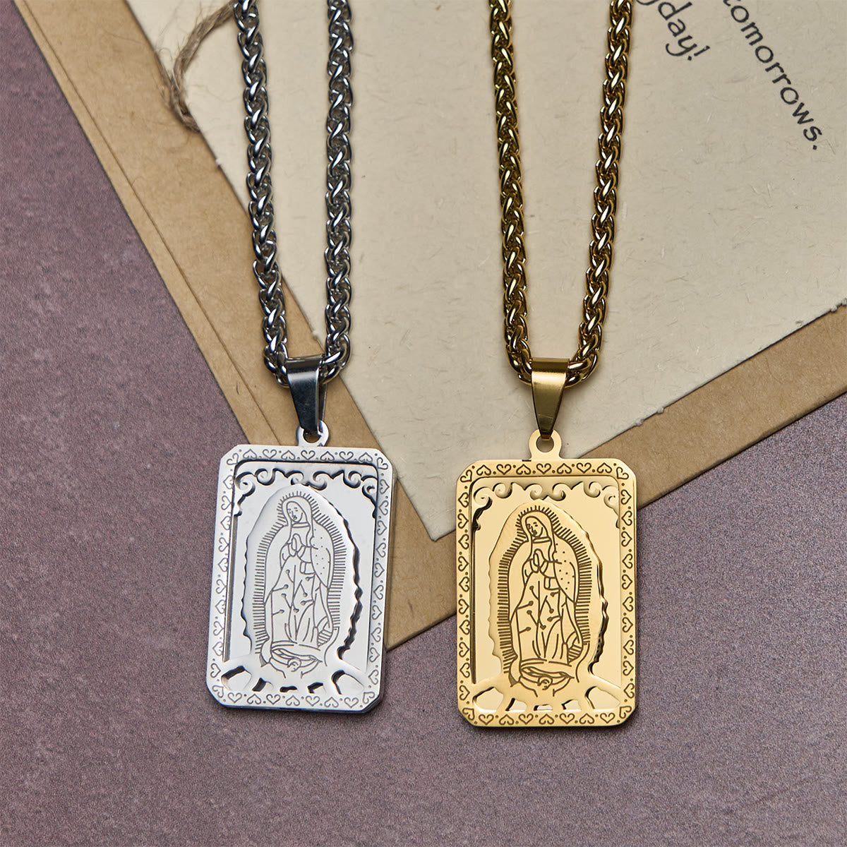 Collar con Dije de la Virgen de Guadalupe con Borde de Corazón