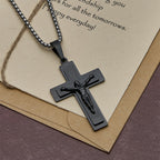 Collar Clásico con Dije Crucifijo de Jesús: Artesanía en Metal Multitono