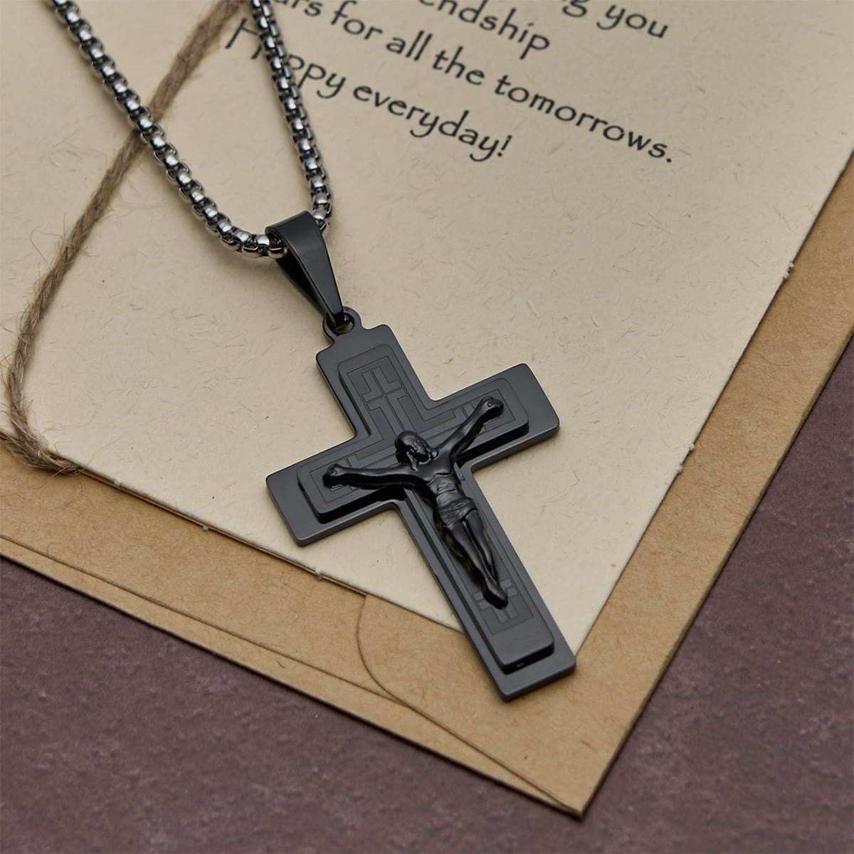 Collar Clásico con Dije Crucifijo de Jesús: Artesanía en Metal Multitono
