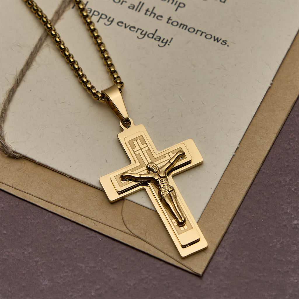 Collar Clásico con Dije Crucifijo de Jesús: Artesanía en Metal Multitono