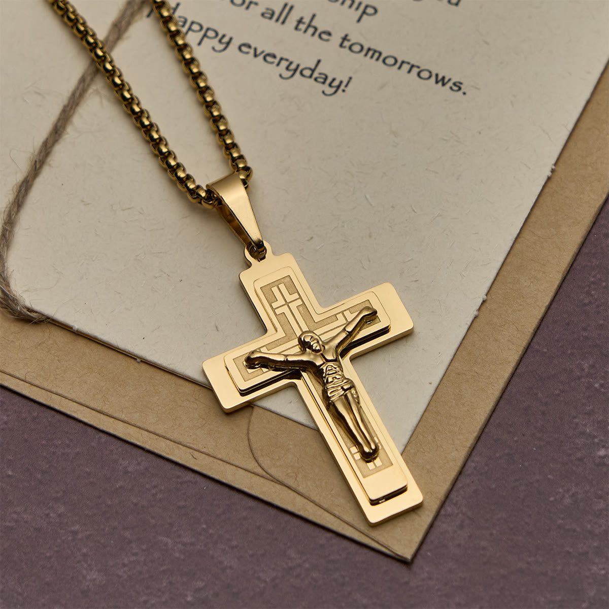 Collar Clásico con Dije Crucifijo de Jesús: Artesanía en Metal Multitono