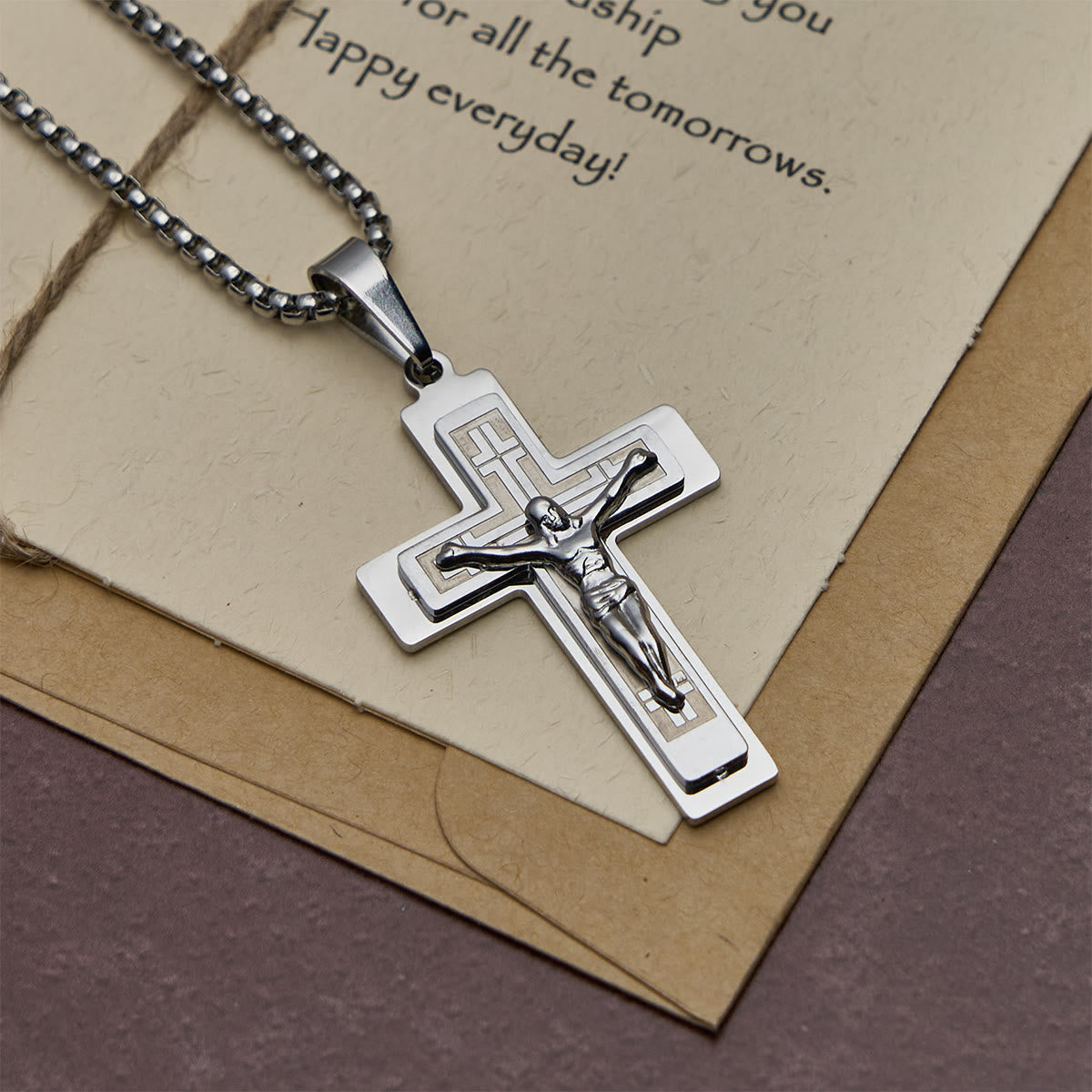 Collar Clásico con Dije Crucifijo de Jesús: Artesanía en Metal Multitono