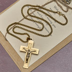 Collar Clásico con Dije Crucifijo de Jesús: Artesanía en Metal Multitono