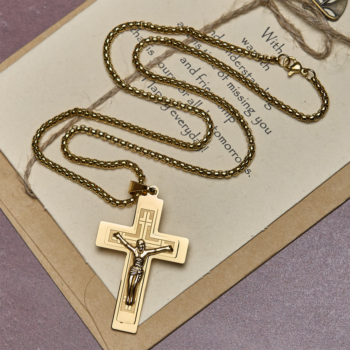 Collar Clásico con Dije Crucifijo de Jesús: Artesanía en Metal Multitono