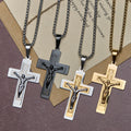 Collar Clásico con Dije Crucifijo de Jesús: Artesanía en Metal Multitono
