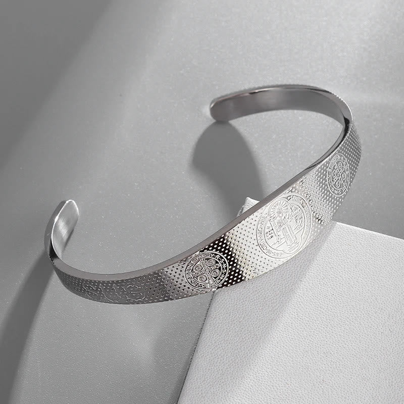 Pulsera Ancha de San Benito "Paz y Protección" en Dorado y Plata