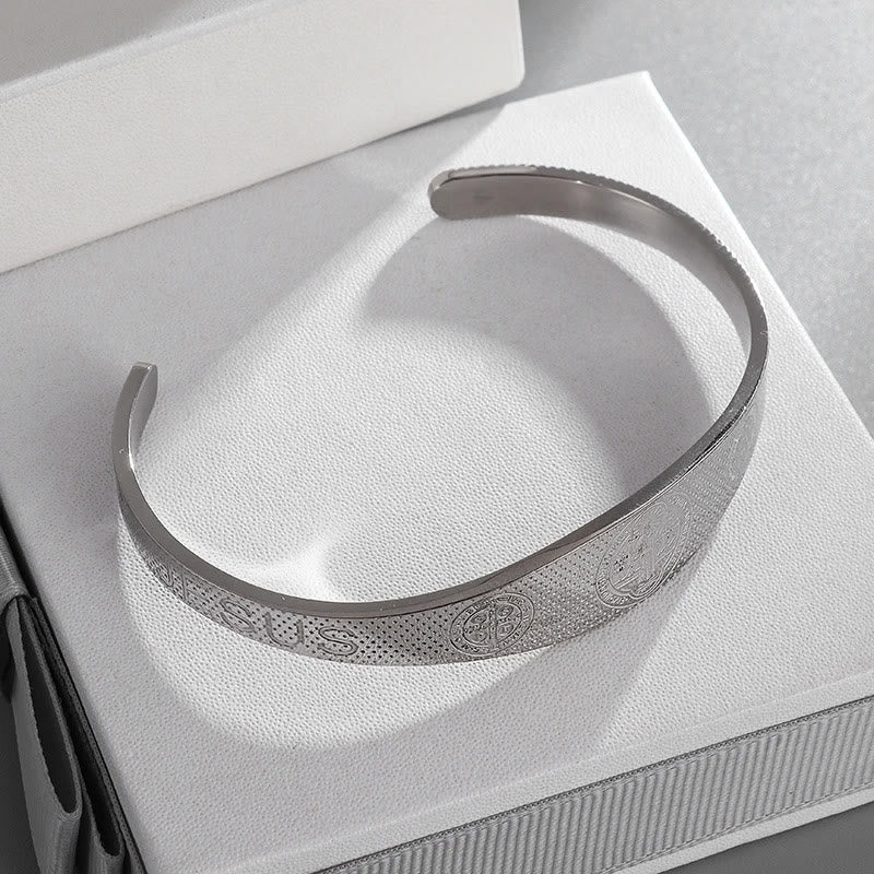 Pulsera Ancha de San Benito "Paz y Protección" en Dorado y Plata