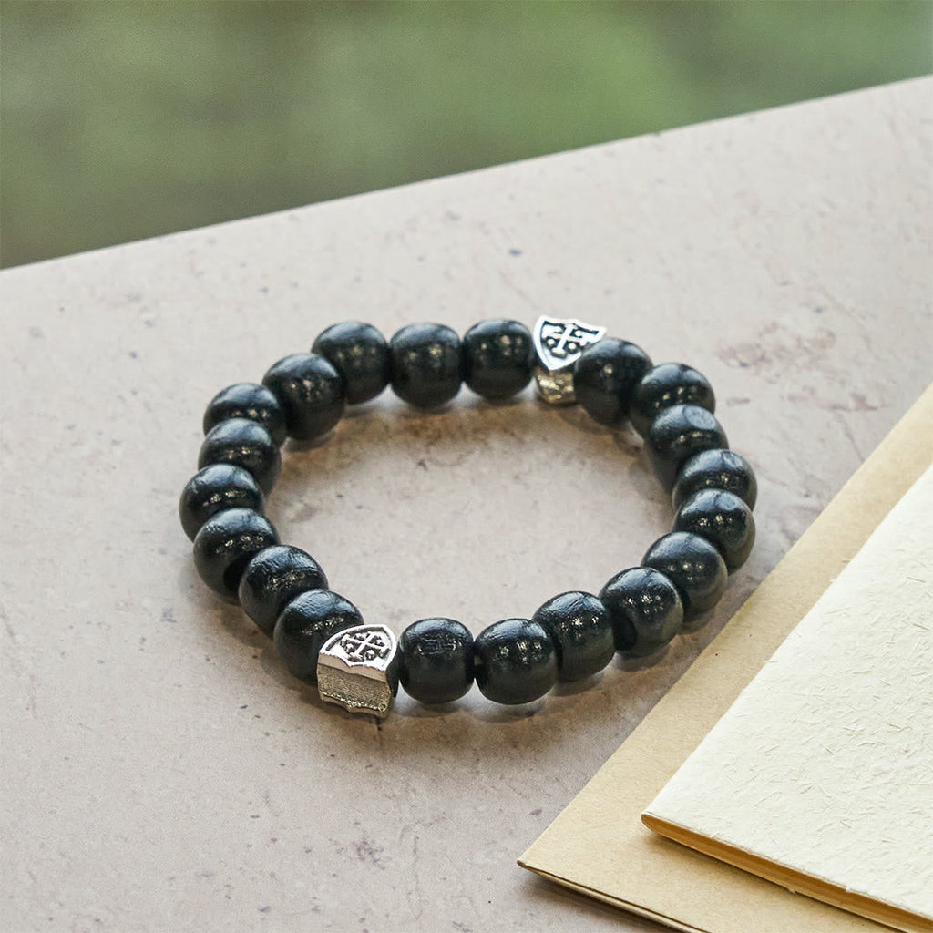 Pulsera Artesanal de Oración de Madera Negra con Doble Escudo Cruz de Jerusalén