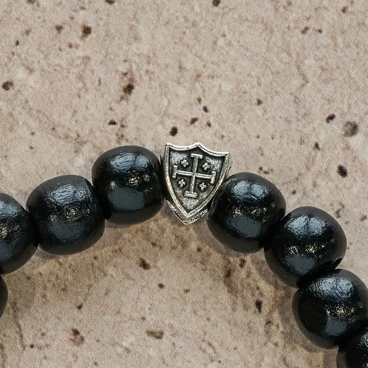 Pulsera Artesanal de Oración de Madera Negra con Doble Escudo Cruz de Jerusalén