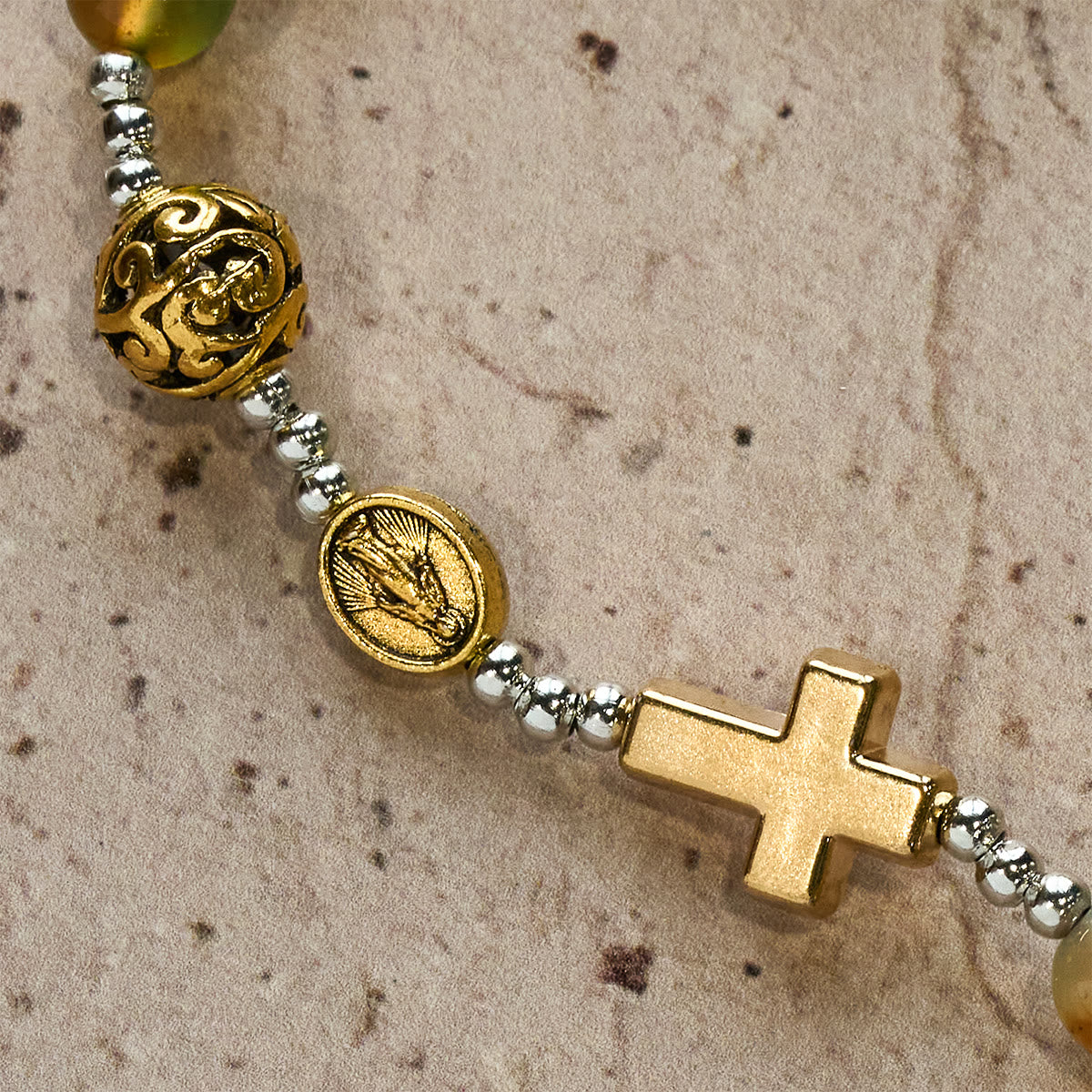 Pulsera Rosario Multicapa de Malaquita de Navidad con Cruz y Medalla