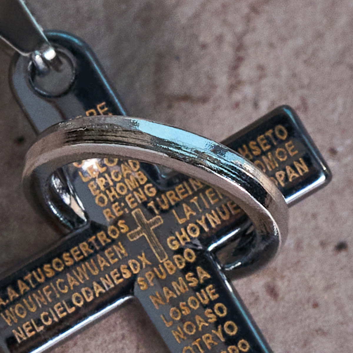 Collar con Dije de Cruz con Anillos Entrelazados y Padre Nuestro: Estilo Marcado y Sentido Sagrado