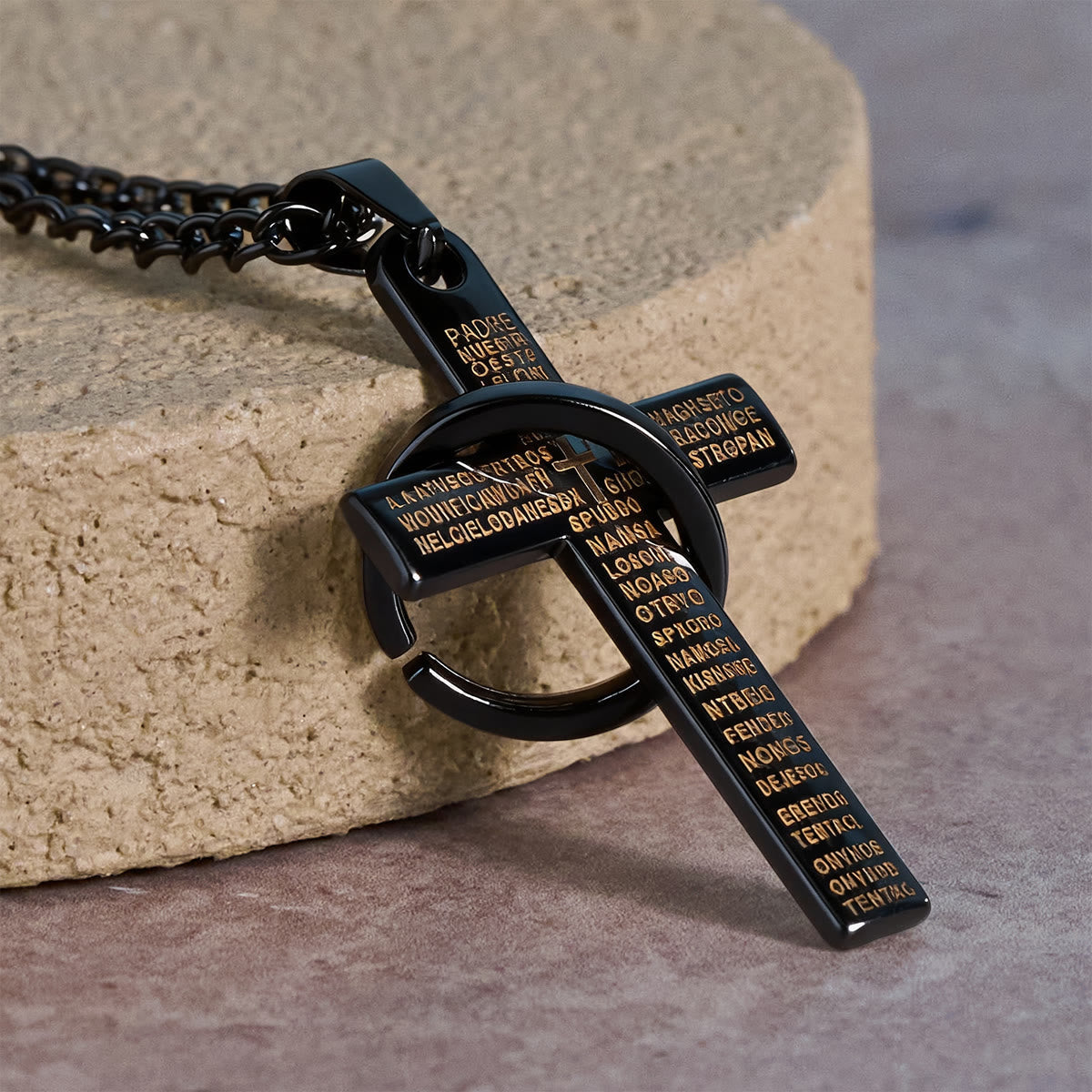 Collar con Dije de Cruz con Anillos Entrelazados y Padre Nuestro: Estilo Marcado y Sentido Sagrado