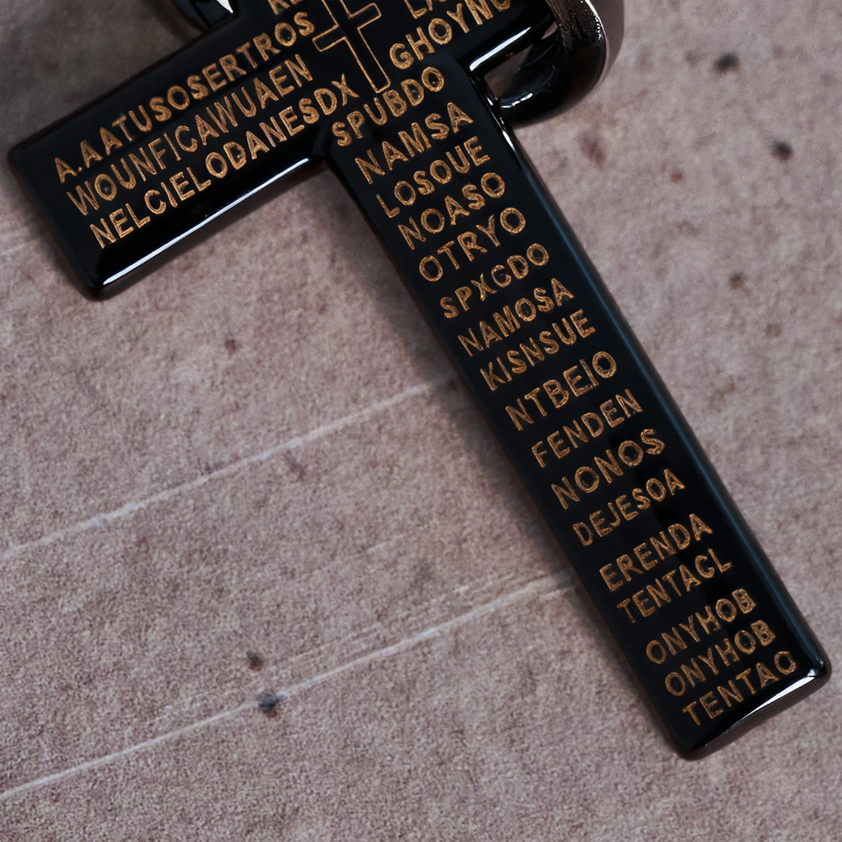 Collar con Dije de Cruz con Anillos Entrelazados y Padre Nuestro: Estilo Marcado y Sentido Sagrado