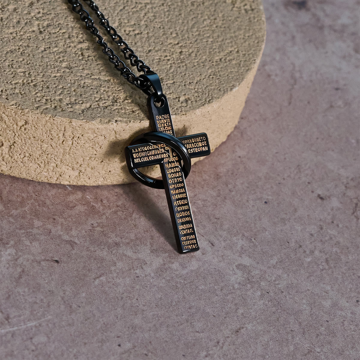 Collar con Dije de Cruz con Anillos Entrelazados y Padre Nuestro: Estilo Marcado y Sentido Sagrado