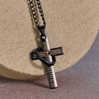 Collar con Dije de Cruz con Anillos Entrelazados y Padre Nuestro: Estilo Marcado y Sentido Sagrado