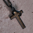 Collar con Dije de Cruz con Anillos Entrelazados y Padre Nuestro: Estilo Marcado y Sentido Sagrado