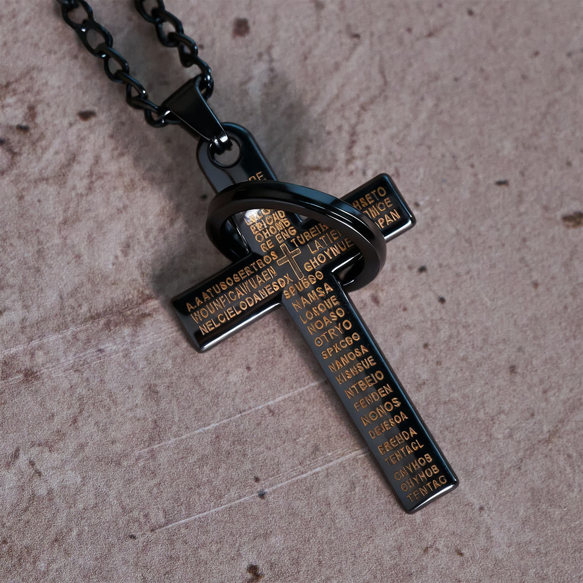 Collar con Dije de Cruz con Anillos Entrelazados y Padre Nuestro: Estilo Marcado y Sentido Sagrado