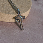 Collar con Dije de Cruz con Anillos Entrelazados y Padre Nuestro: Estilo Marcado y Sentido Sagrado