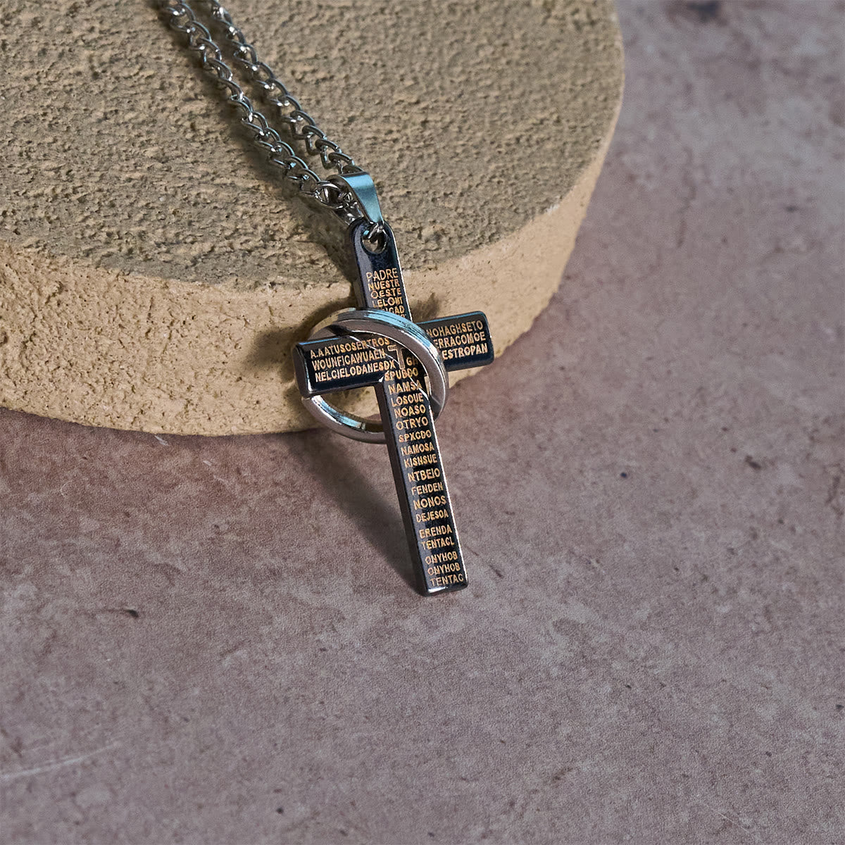 Collar con Dije de Cruz con Anillos Entrelazados y Padre Nuestro: Estilo Marcado y Sentido Sagrado