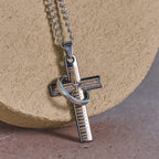 Collar con Dije de Cruz con Anillos Entrelazados y Padre Nuestro: Estilo Marcado y Sentido Sagrado