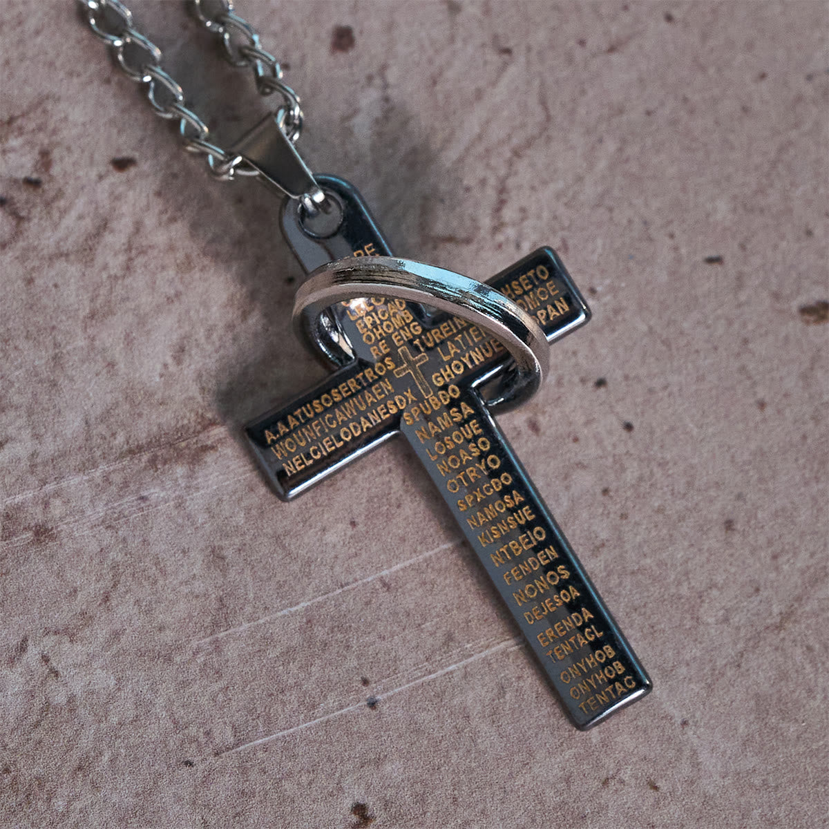 Collar con Dije de Cruz con Anillos Entrelazados y Padre Nuestro: Estilo Marcado y Sentido Sagrado