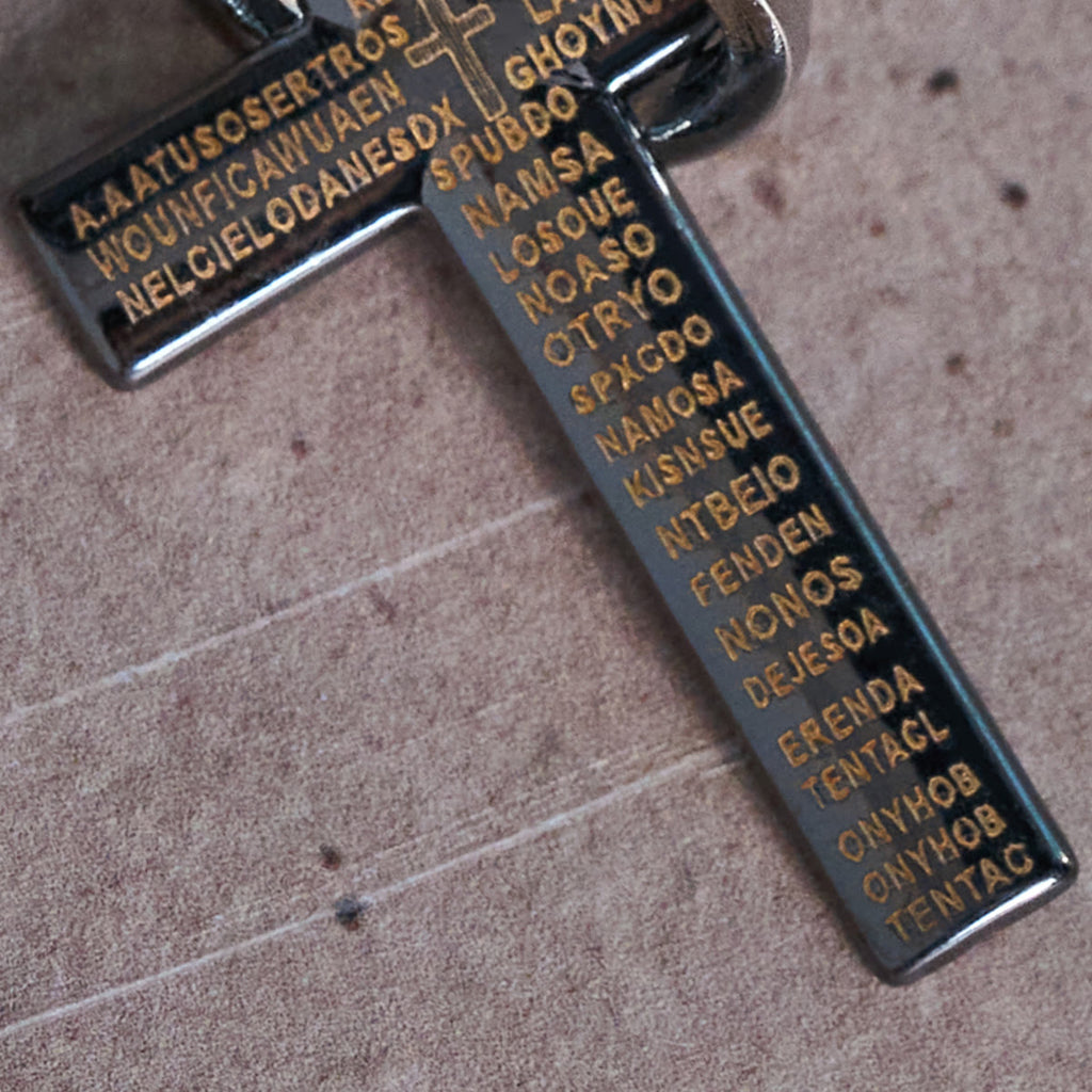 Collar con Dije de Cruz con Anillos Entrelazados y Padre Nuestro: Estilo Marcado y Sentido Sagrado