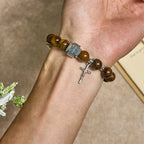 Pulsera de Ojo de Tigre "Valor en Cristo" con Dije de Cruz: Ora sin Miedo