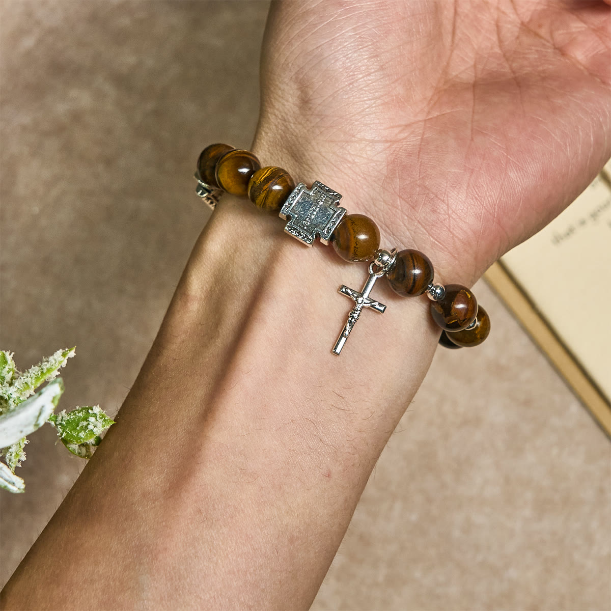 Pulsera de Ojo de Tigre "Valor en Cristo" con Dije de Cruz: Ora sin Miedo
