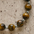 Pulsera de Ojo de Tigre "Valor en Cristo" con Dije de Cruz: Ora sin Miedo