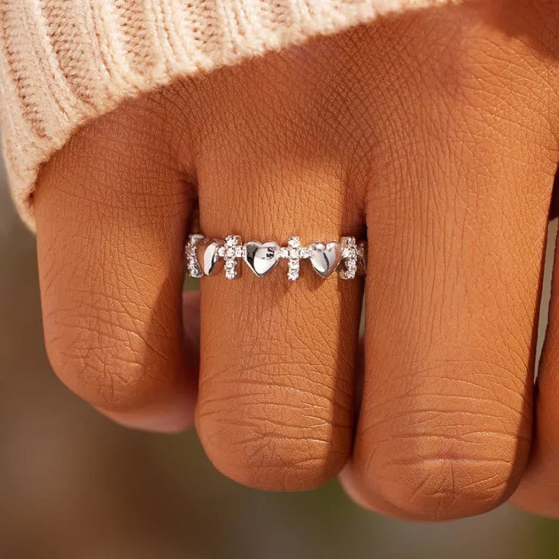 Anillo de Fe con Corazón y Circonia: Elegancia Minimalista con Significado Espiritual