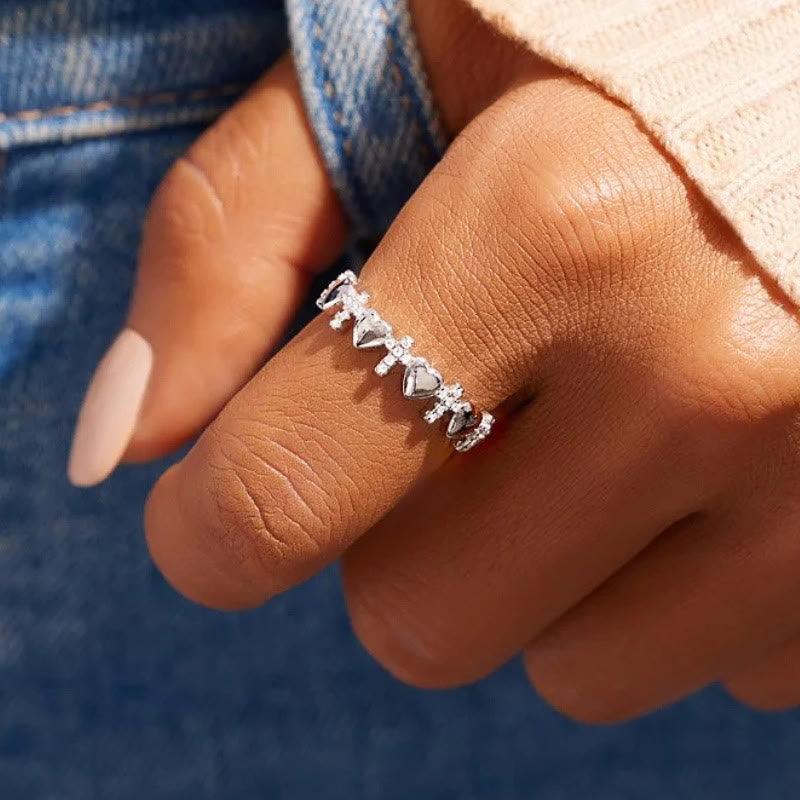 Anillo de Fe con Corazón y Circonia: Elegancia Minimalista con Significado Espiritual