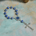 Rosario y Pulsera de Una Decena de Cuentas Azul Rey: Gracia Guiada por la Mano de María
