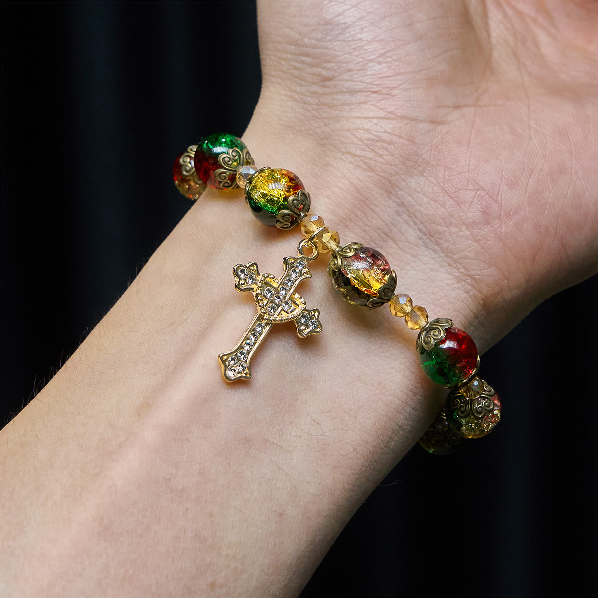 Pulsera de Cuentas de Cristal Rojo, Verde y Oro de Navidad: La Fe que Brilla