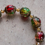 Pulsera de Cuentas de Cristal Rojo, Verde y Oro de Navidad: La Fe que Brilla