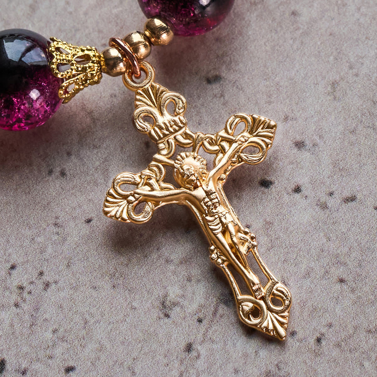 Pulsera de Cuentas de Cristal Negro y Rosa "Gracia y Fuerza" con Cruz Dorada