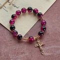 Pulsera de Cuentas de Cristal Negro y Rosa "Gracia y Fuerza" con Cruz Dorada