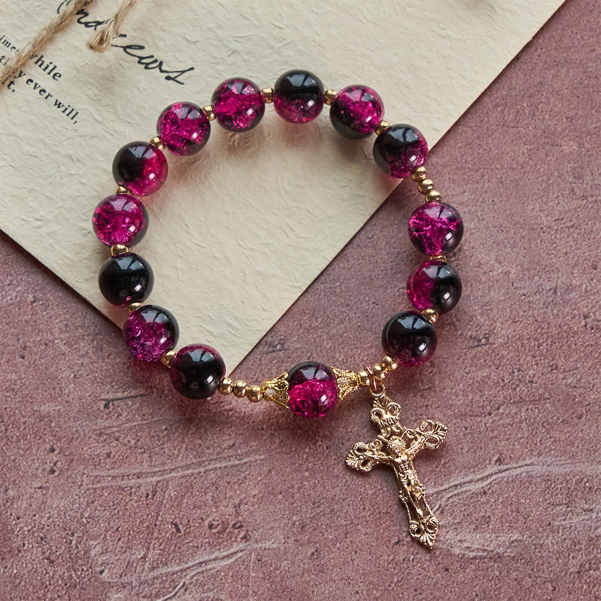 Pulsera de Cuentas de Cristal Negro y Rosa "Gracia y Fuerza" con Cruz Dorada