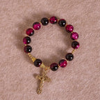 Pulsera de Cuentas de Cristal Negro y Rosa "Gracia y Fuerza" con Cruz Dorada