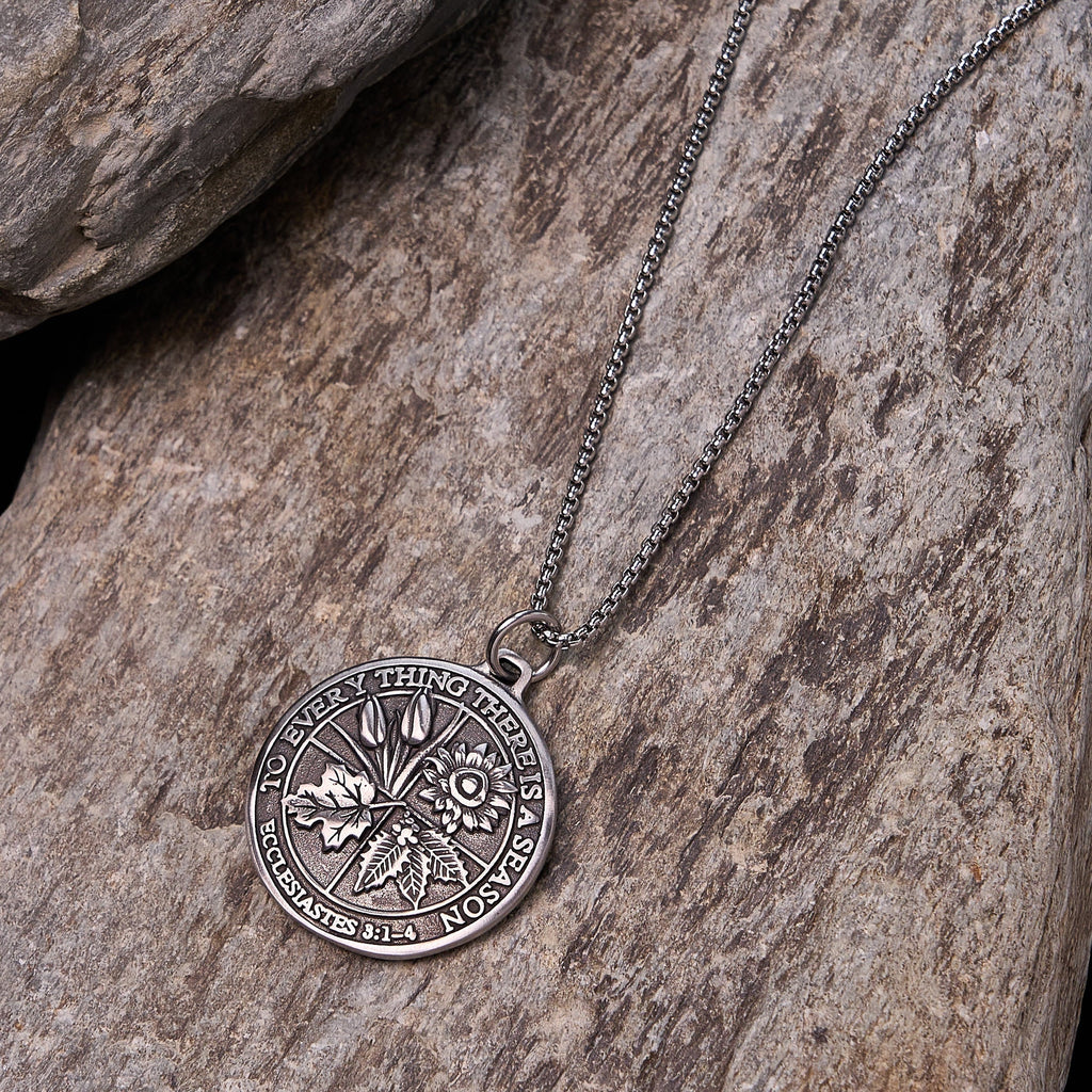 Collar con Dije Eclesiastés 3:1-4: Fe de Temporada y Devoción Eterna