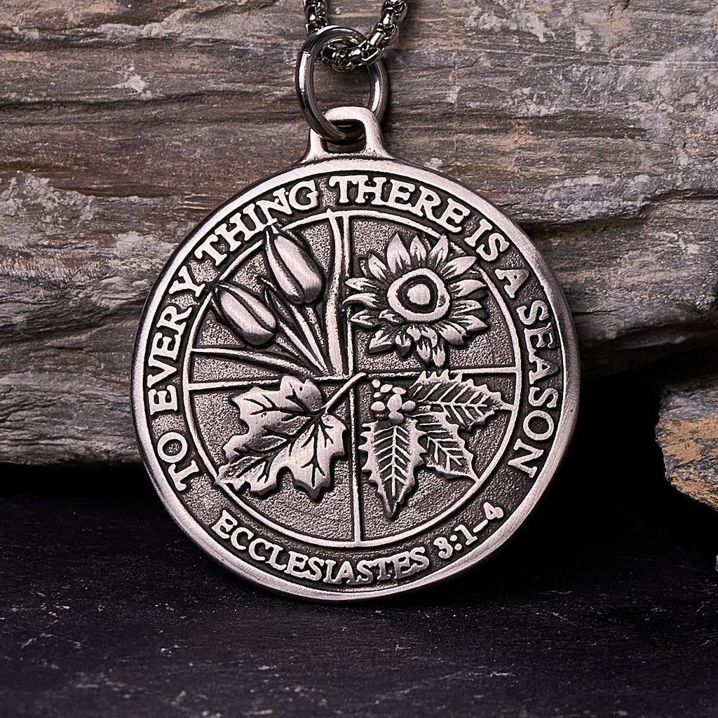 Collar con Dije Eclesiastés 3:1-4: Fe de Temporada y Devoción Eterna