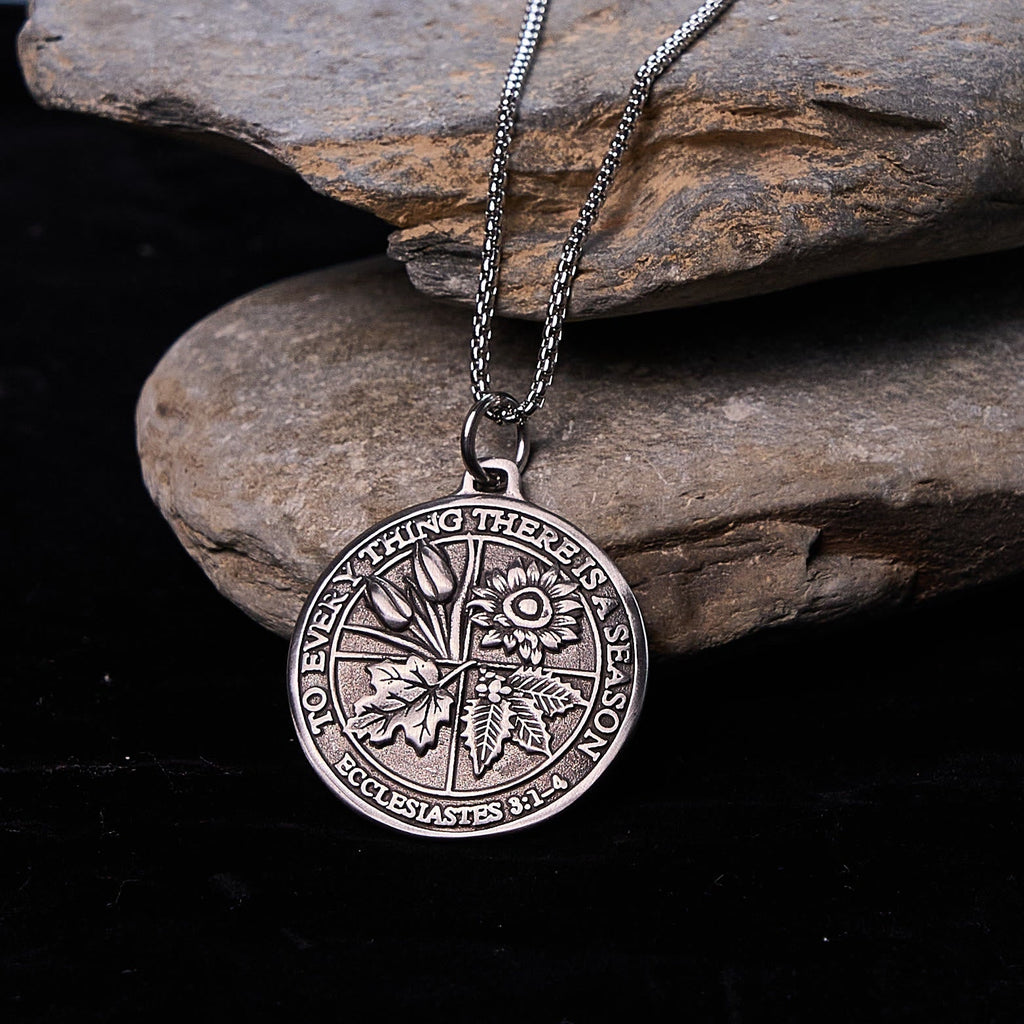 Collar con Dije Eclesiastés 3:1-4: Fe de Temporada y Devoción Eterna