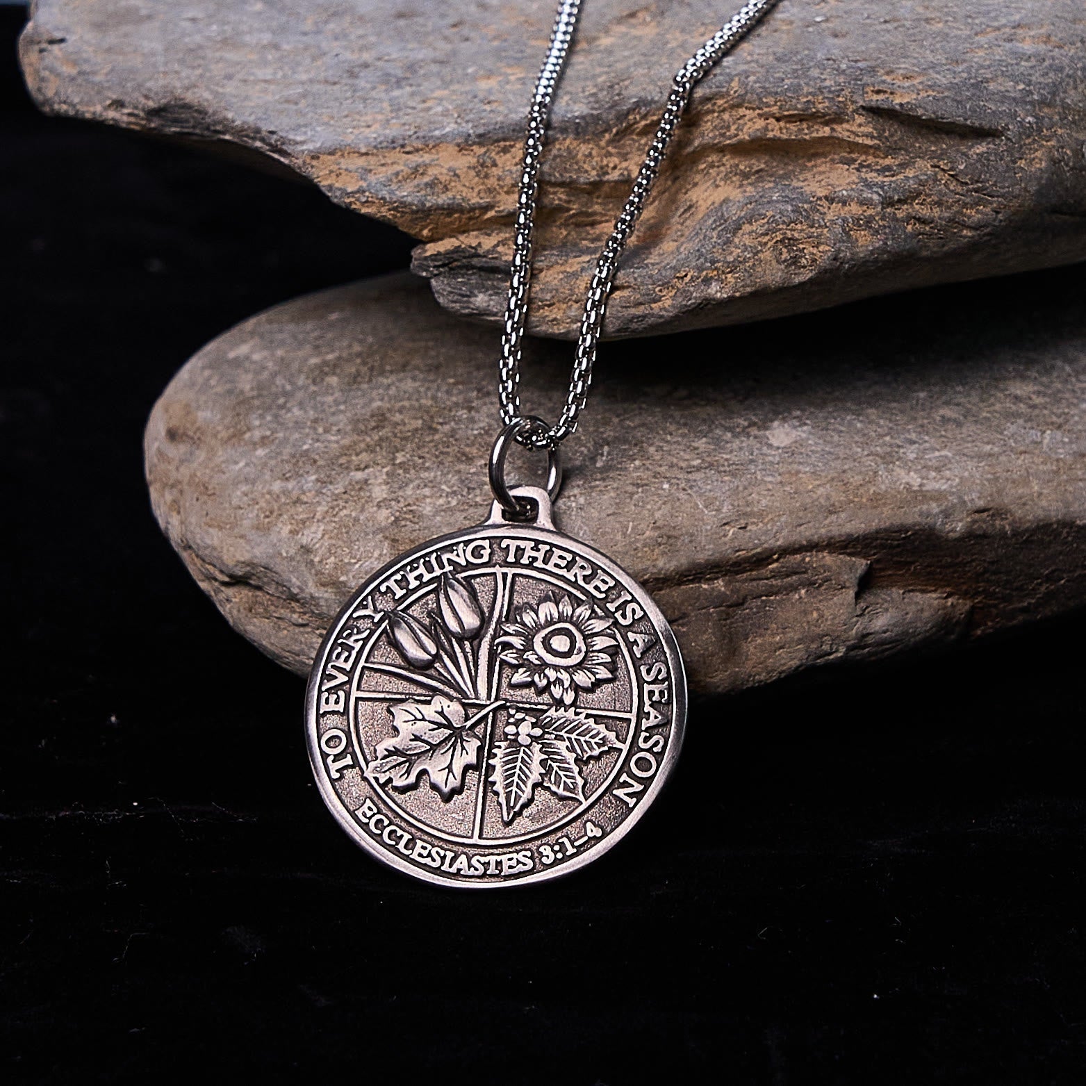 Collar con Dije Eclesiastés 3:1-4: Fe de Temporada y Devoción Eterna