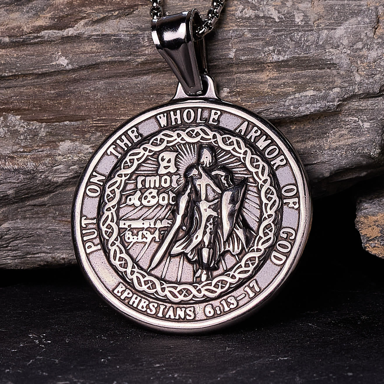 Collar con Dije "Armadura de Dios": Protección Espiritual y Devoción Eterna