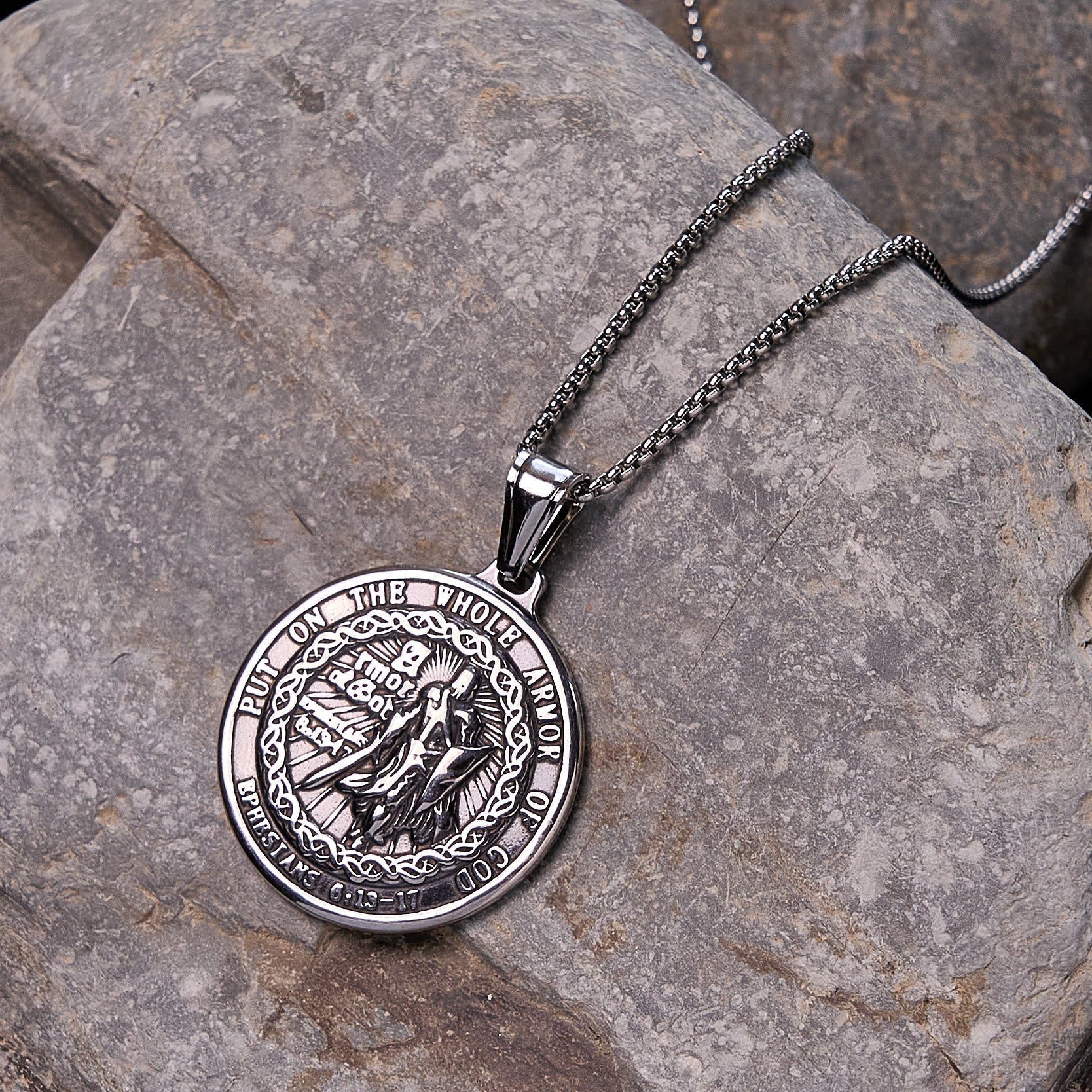 Collar con Dije "Armadura de Dios": Protección Espiritual y Devoción Eterna