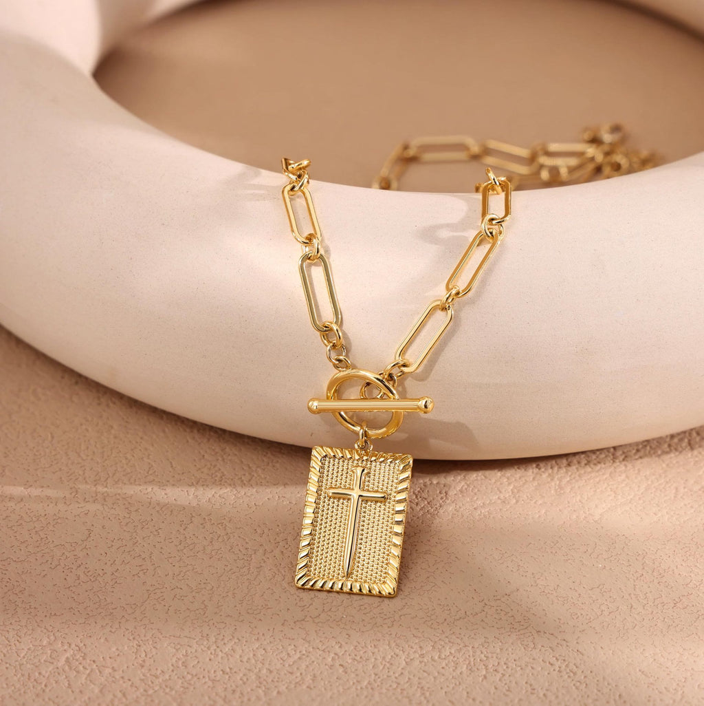 Collar de Placa con Cruz: Recordatorio Diario de Fe y Arte para Creyentes