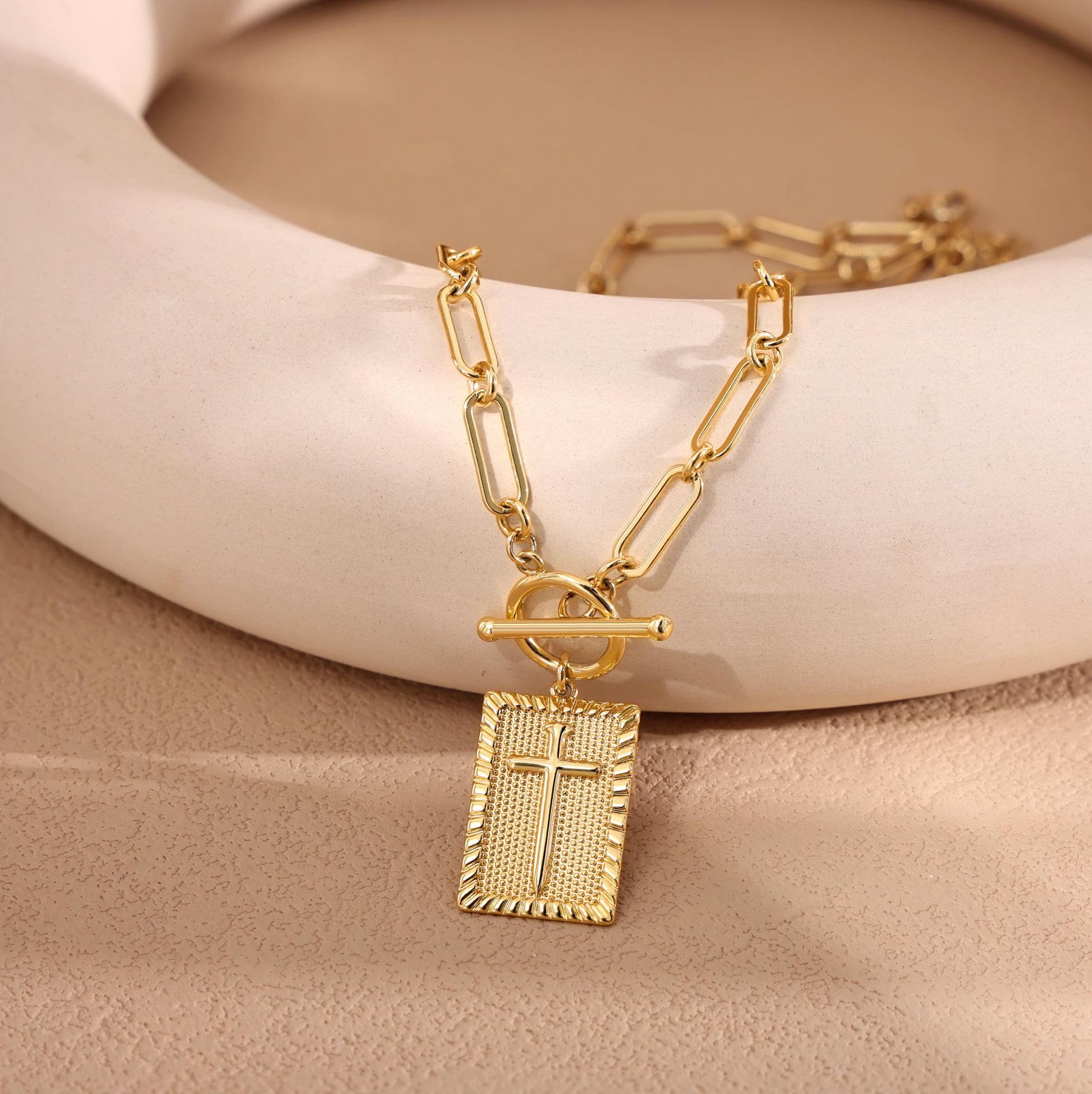 Collar de Placa con Cruz: Recordatorio Diario de Fe y Arte para Creyentes