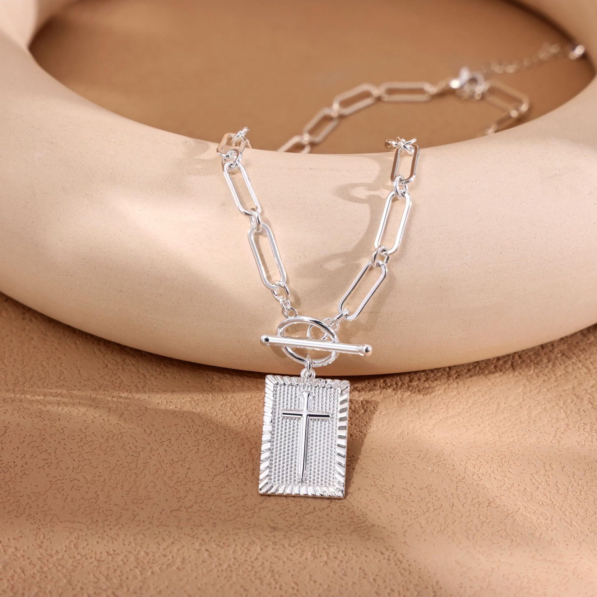 Collar de Placa con Cruz: Recordatorio Diario de Fe y Arte para Creyentes