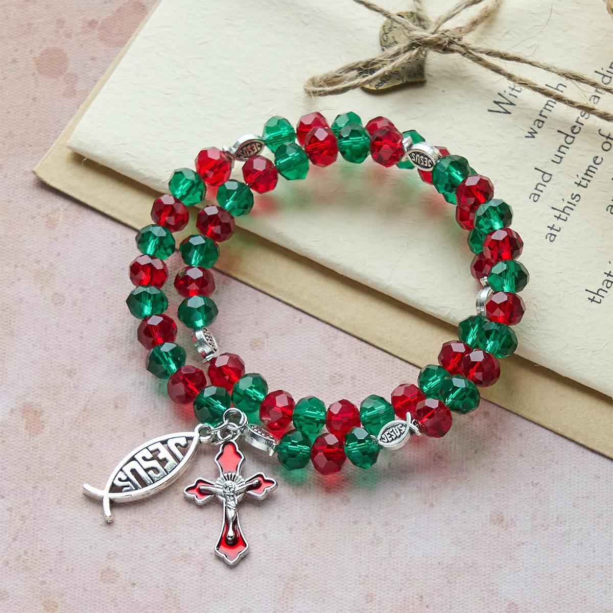 Pulsera Rosario de Alambre con Memoria Roja y Verde con Pez de JESÚS y Crucifijo