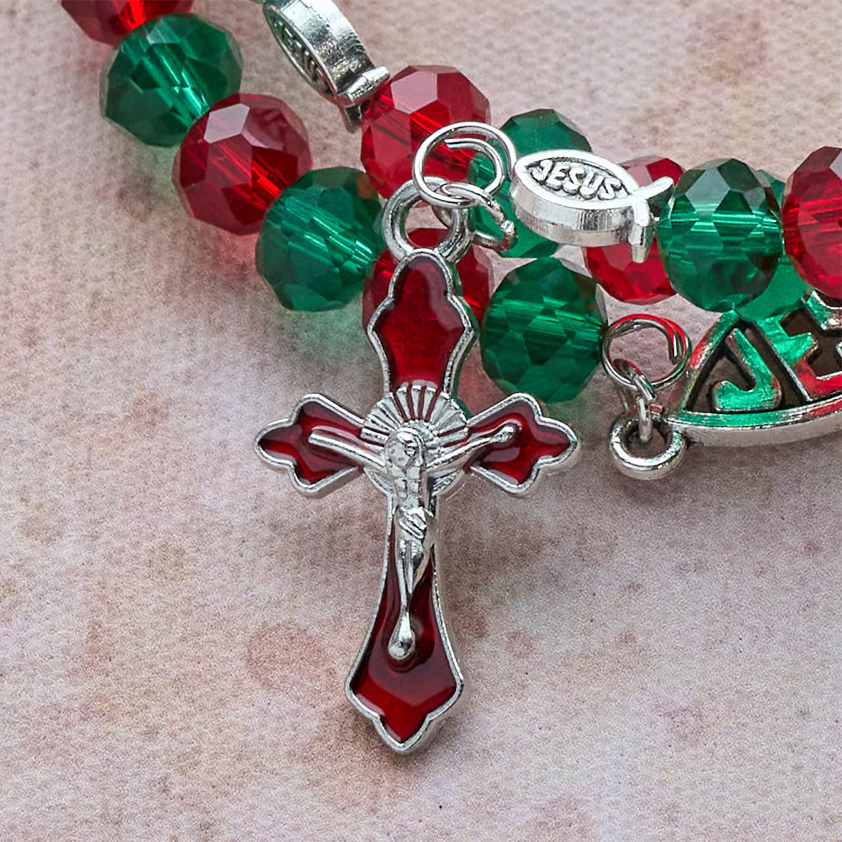 Pulsera Rosario de Alambre con Memoria Roja y Verde con Pez de JESÚS y Crucifijo